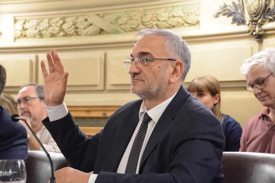 El representante departamental en su banca.