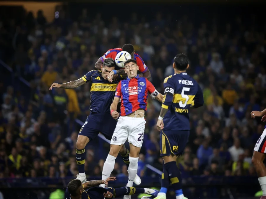 EN LA BOMBONERA. Hern&aacute;ndez saltando antes de su lesi&oacute;n.
