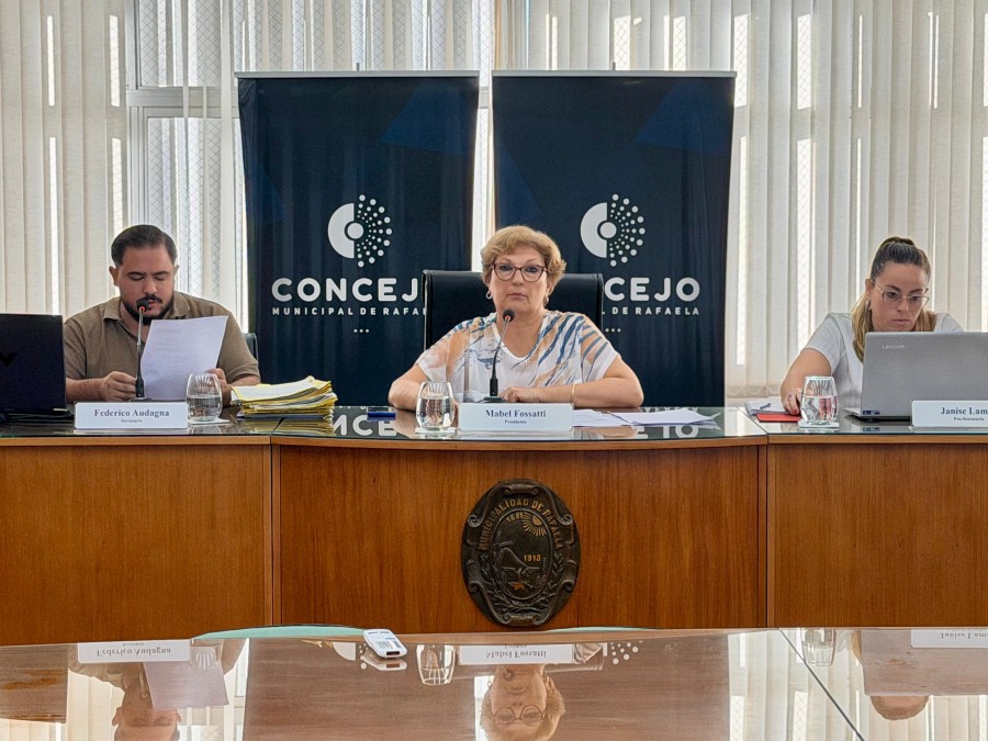 AUTORIDADES. Mabel Fossatti presidi&oacute; la sesi&oacute;n del Concejo Municipal.