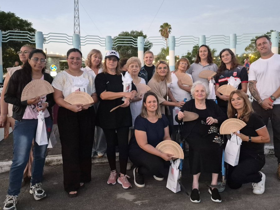 Zulma Maciel y Rodrigo Trotti junto a un grupo de mujeres marijuanenses.
