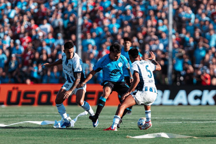 Lucas Zelaray&aacute;n controla la pelota durante el Cl&aacute;sico de C&oacute;rdoba.