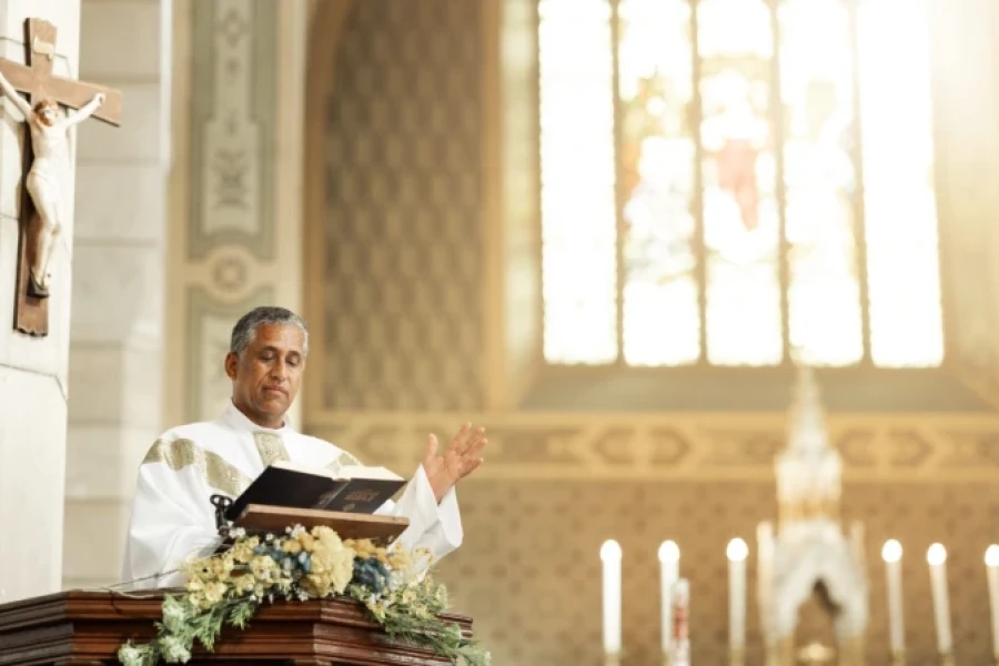 Un sacerdote lee su homil&iacute;a durante la celebraci&oacute;n de una misa.