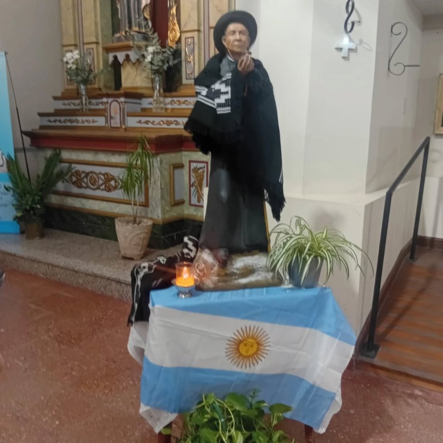 La imagen del santo, la bandera argentina y su poncho sanador presidieron la celebraci&oacute;n de la Eucarist&iacute;a.
