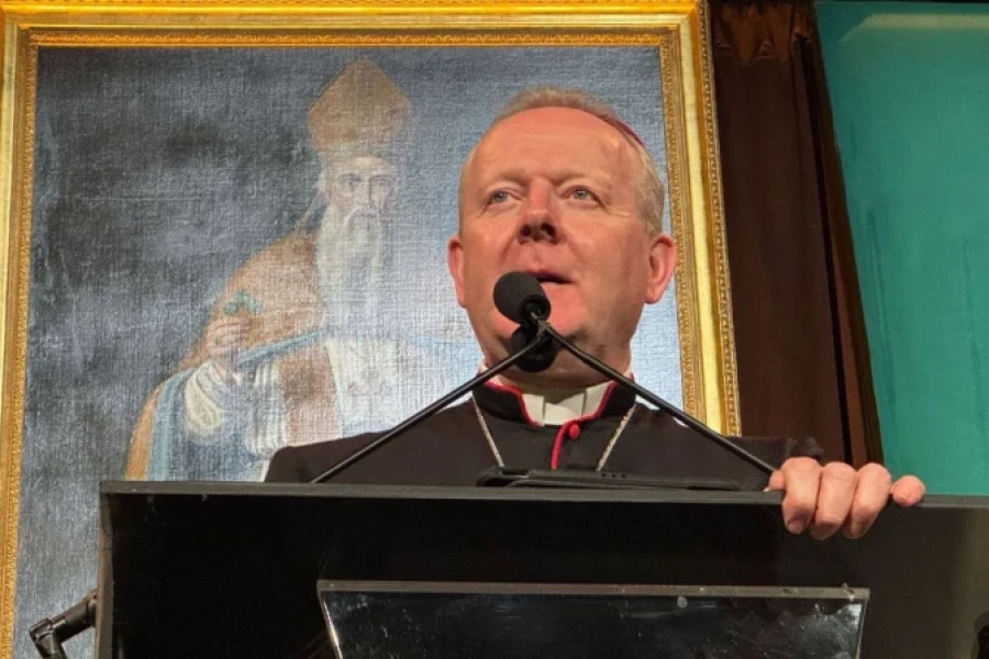 Arzobispo y Primado de Irlanda, Mons. Eamon Martin, frente a una imagen de San Patricio.
