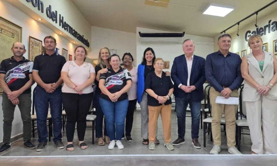 Los legisladores junto a los beneficiarios en San Guillermo.