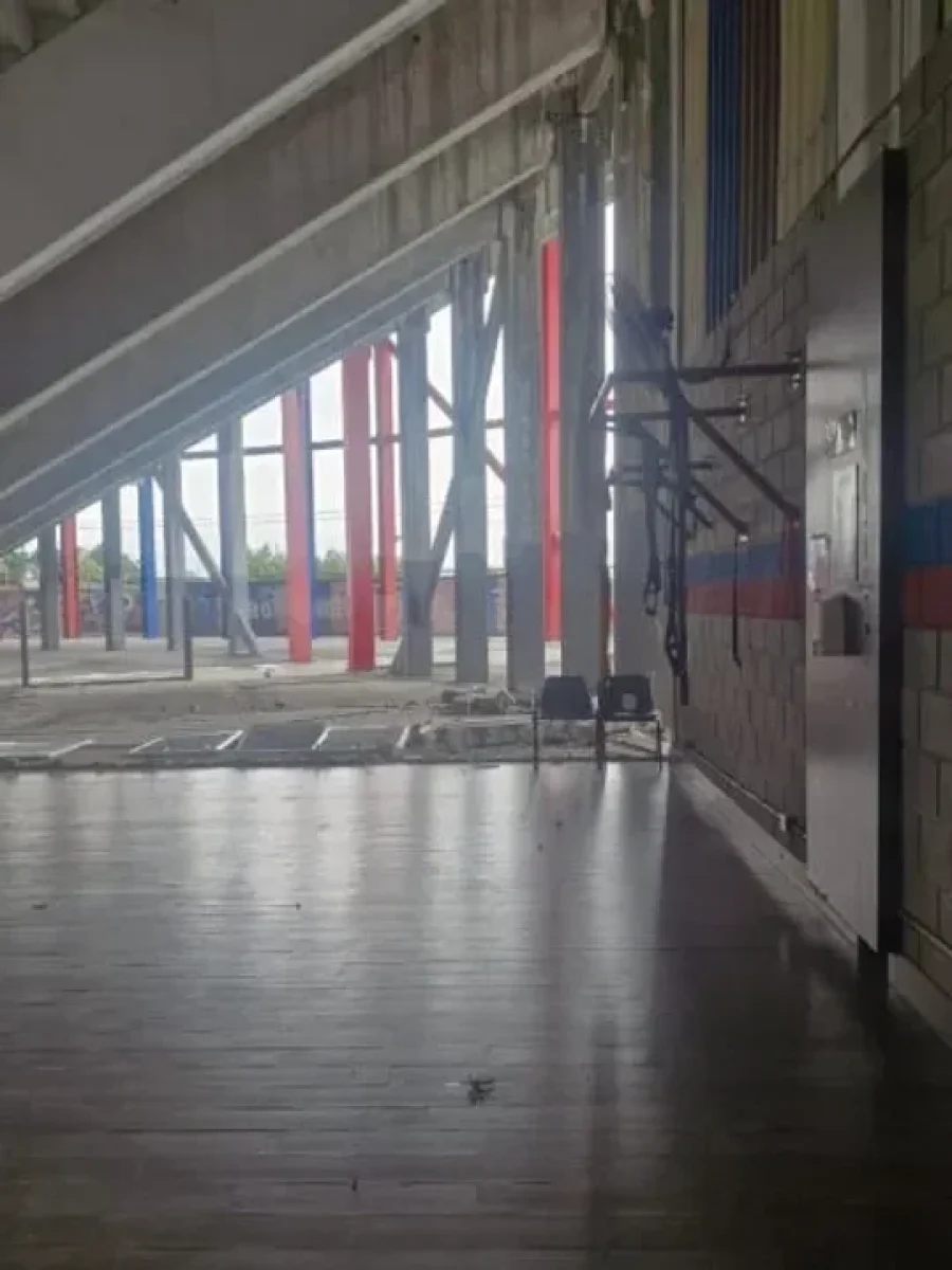 El espacio donde se cay&oacute; una pared en el estadio de San Lorenzo.