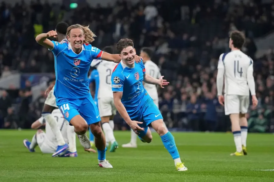 Juli&aacute;n &Aacute;lvarez marc&oacute; el primer tanto del Atl&eacute;tico de Madrid, que en Inglaterra sac&oacute; pasaje a los cuartos de final de la Champions.