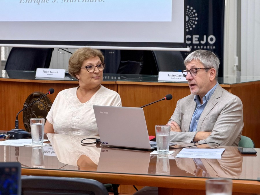 La presidenta del Concejo, Mabel Fossatti y el Dr. Enrique Marchiaro, especialista en derecho municipal.