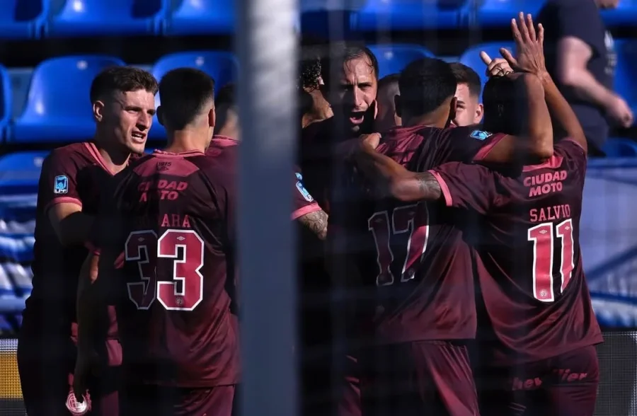 Lan&uacute;s celebra el triunfo en el Amalfitani.