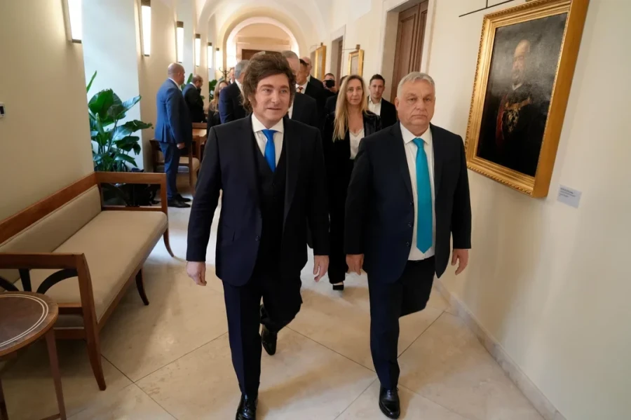 Javier Milei junto al primer ministro de Hungr&iacute;a, Viktor Orb&aacute;n en Budapest.