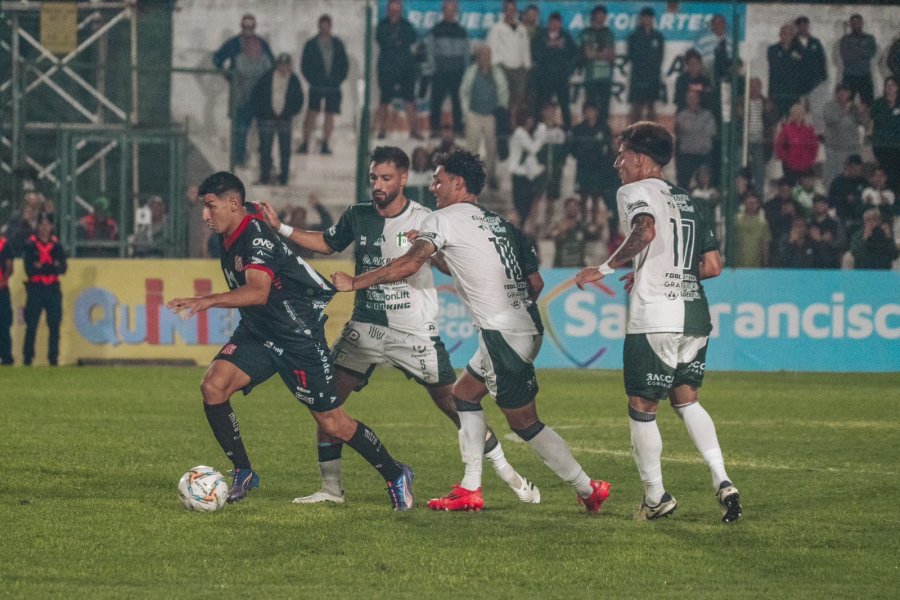 LARREA. El extremo iniciando un ataque en el partido del viernes.