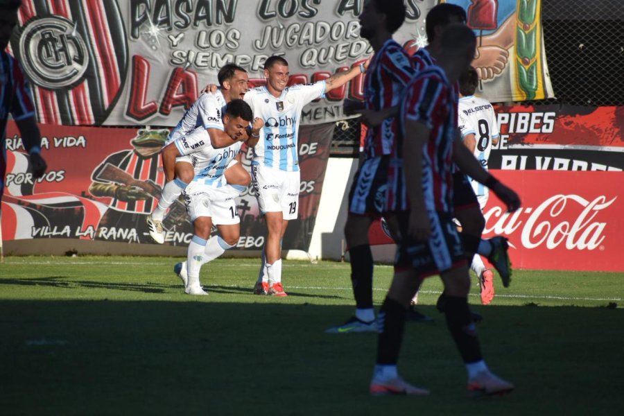 FLORES FESTEJA SU GOL JUNTO A PROTTI Y LEINEKER