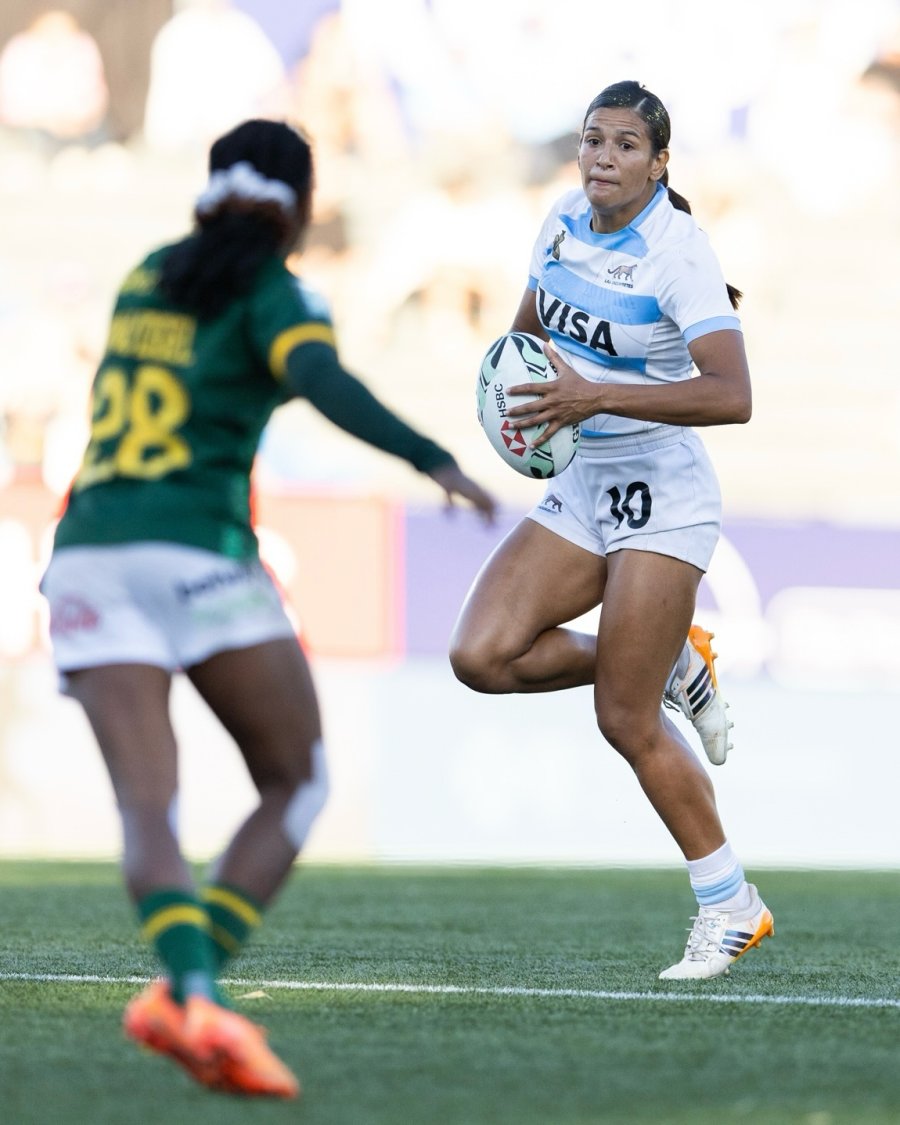 GRAN NIVEL. Las argentinas vencieron a Sud&aacute;frica en el partido decisivo.