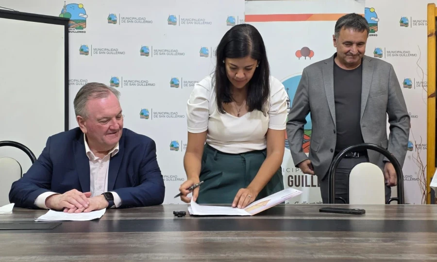 Felipe Michlig, Romina L&oacute;pez y Marcelo Gonz&aacute;lez al rubricarse el acuerdo.