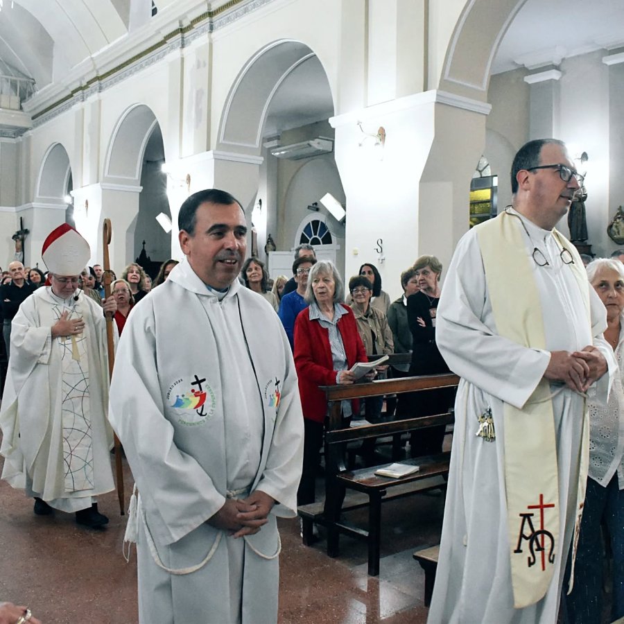 Los celebrantes avanzan hacia el altar, los padres David y Fernando y detr&aacute;s monse&ntilde;or Pedro.