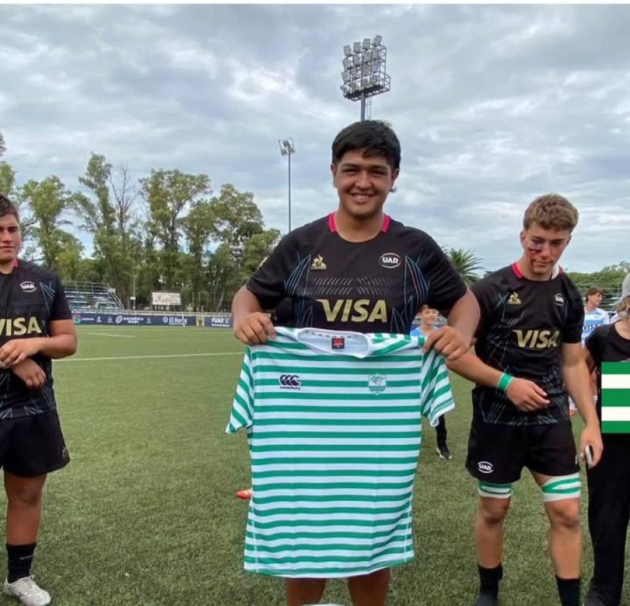 FELIZ. El forward rafaelino tras el t&iacute;tulo con la camiseta de CRAR.