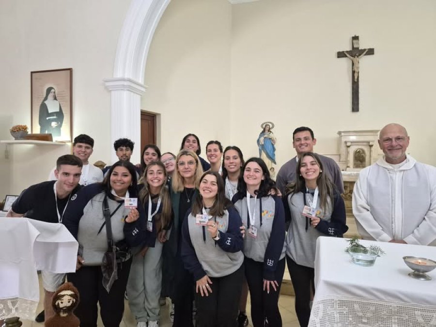 Los misioneros durante la bienvenida.