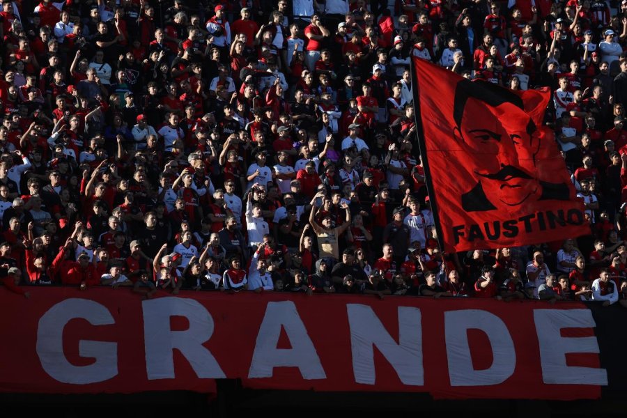 MOVILIZACION. La masiva presencia de hinchas de la Lepra motiv&oacute; un fuerte operativo.