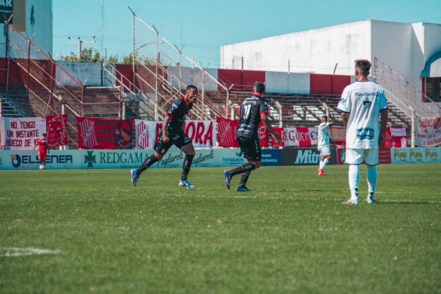 GOLAZO. El de la apertura para Troncoso, que sali&oacute; lesionado en el segundo tiempo.