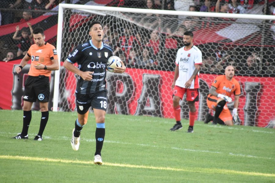 MAURO QUIROGA ANOT&Oacute; DE CABEZA Y EL EMPATE PARA LA CREMA ANTE EL DRAG&Oacute;N