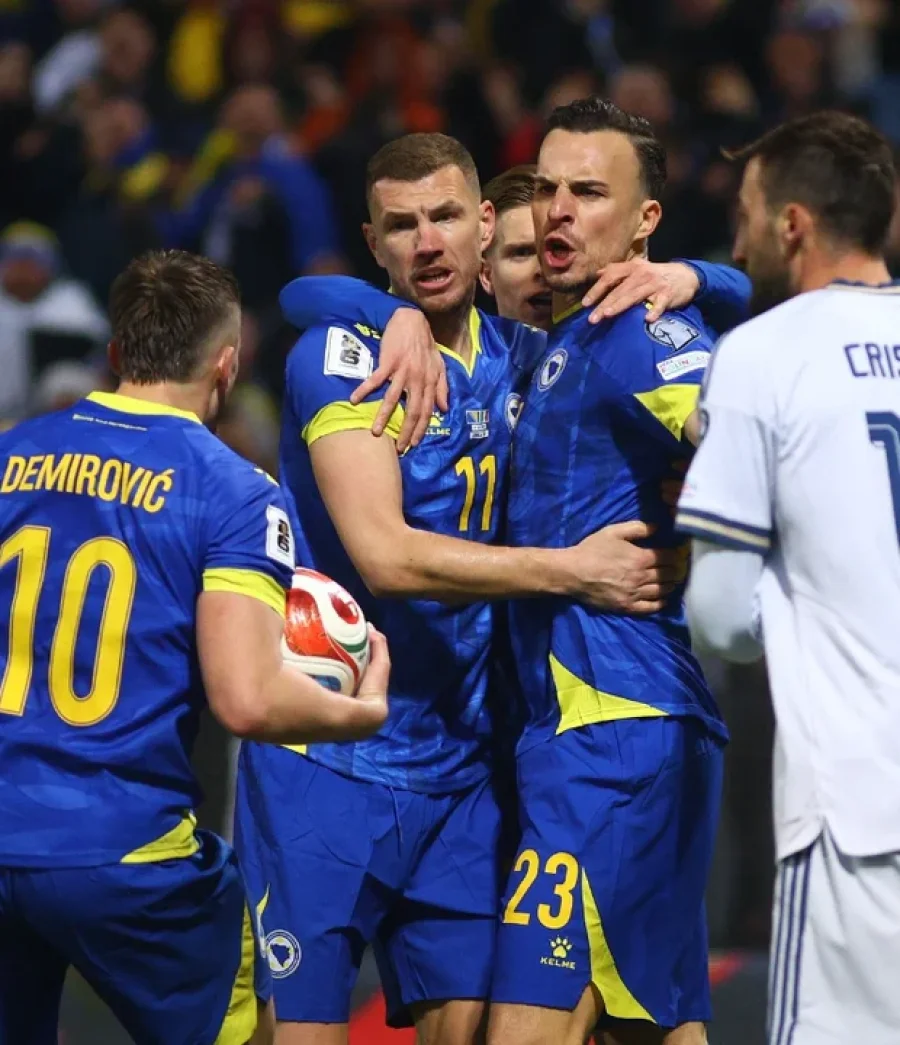 Haris Tabakovic (derecha) festeja su gol en la &uacute;ltima instancia clasificatoria, ante Italia.