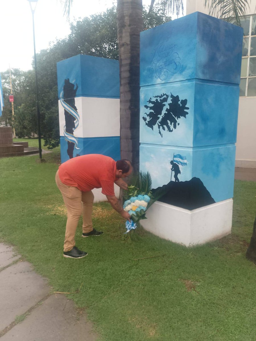 Marcos Andr&eacute;s deposita una ofrenda floral.