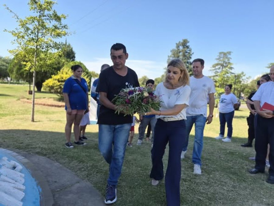 El momento en que fue depositada la ofrend floral.