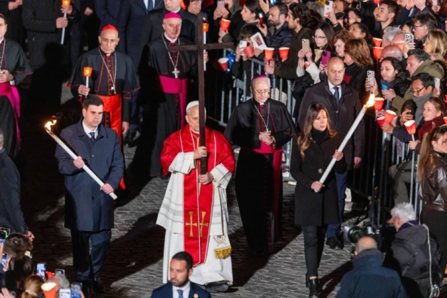 Las autoridades estiman que 30.000 personas participaron en el V&iacute;a Crucis que presidi&oacute; el Papa Le&oacute;n XIV en la tarde de ayer en el Coliseo Romano.