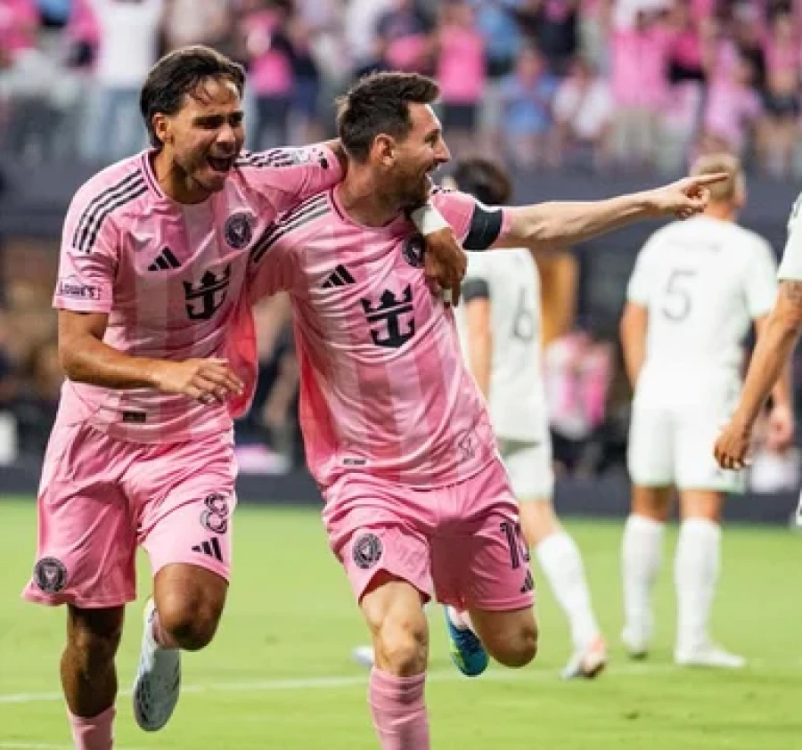FESTEJO. El argentino celebra su gol junto a Segovia.