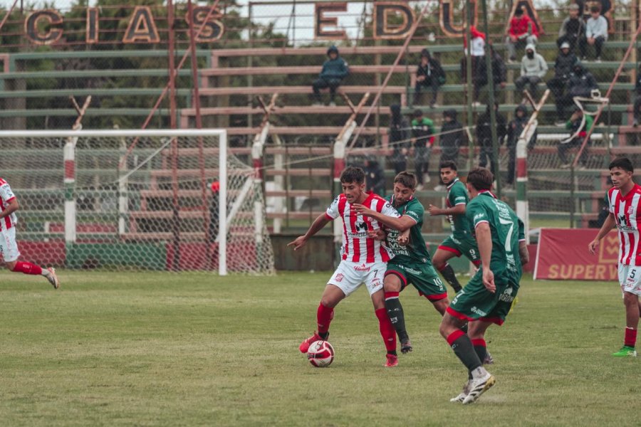 EMPATE. Un pasaje del partido jugado este domingo.