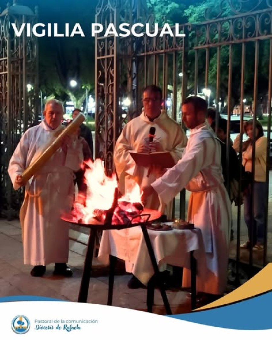 Bendici&oacute;n del fuego nuevo y encendido del Cirio Pascual.