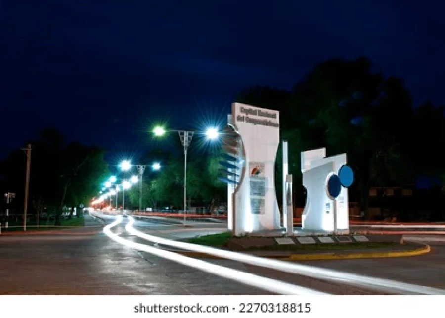 Acceso a la ciudad y el monumento que identifica su esencia.
