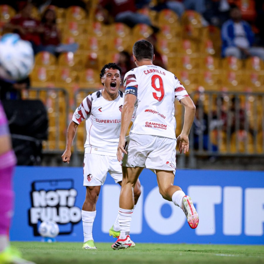 DUPLA. Tiago Palacios festeja con Carrillo.