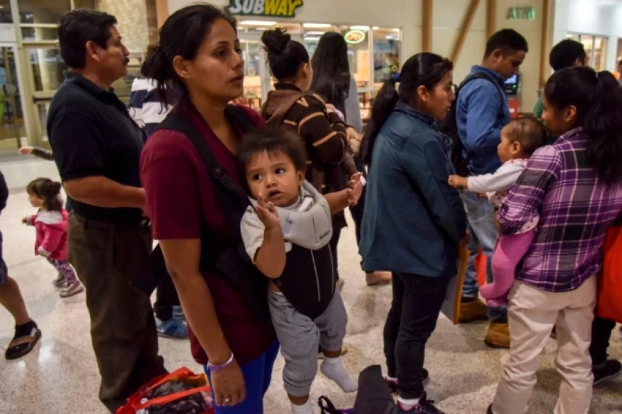Migrantes de M&eacute;xico y Centroam&eacute;rica que han sido liberadas en los Estados Unidos son procesadas para su transporte a varios destinos en todo Estados Unidos .