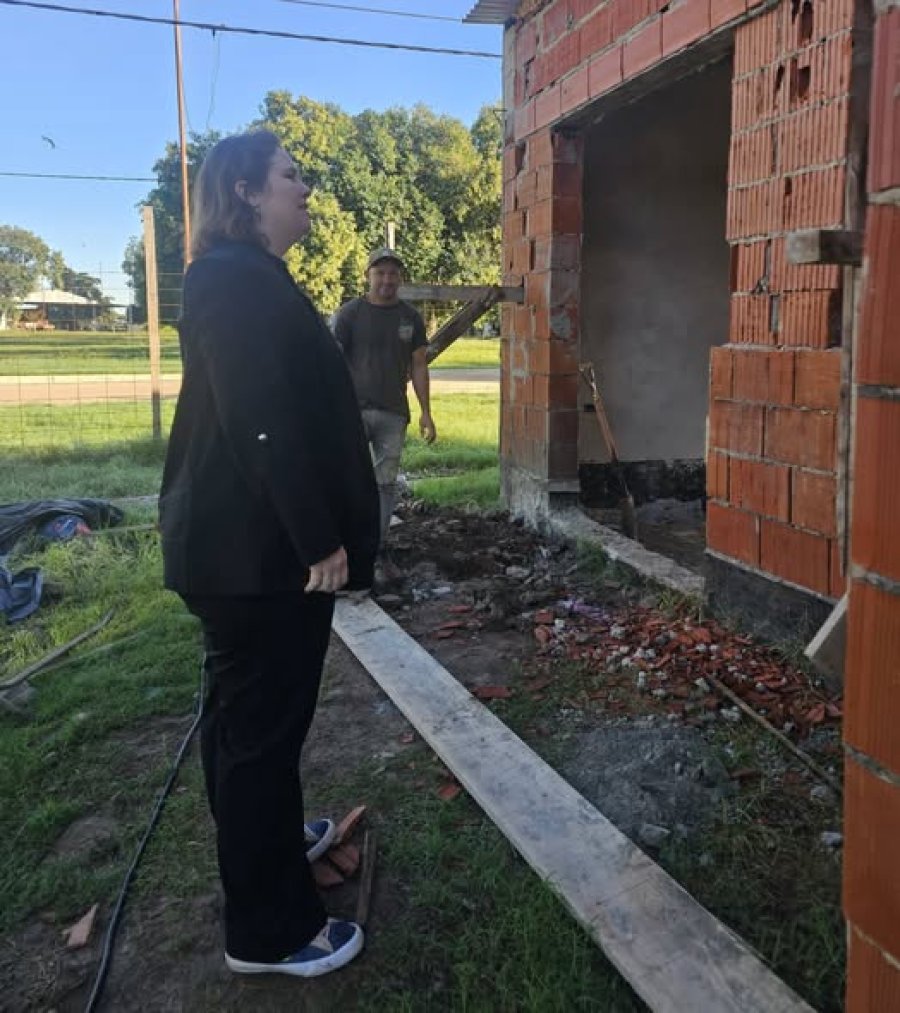 Ver&oacute;nica Gallo visitando la obra.