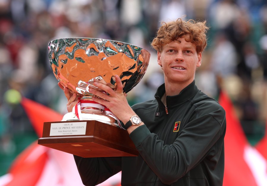 NUMERO 1. El italiano con el trofeo.