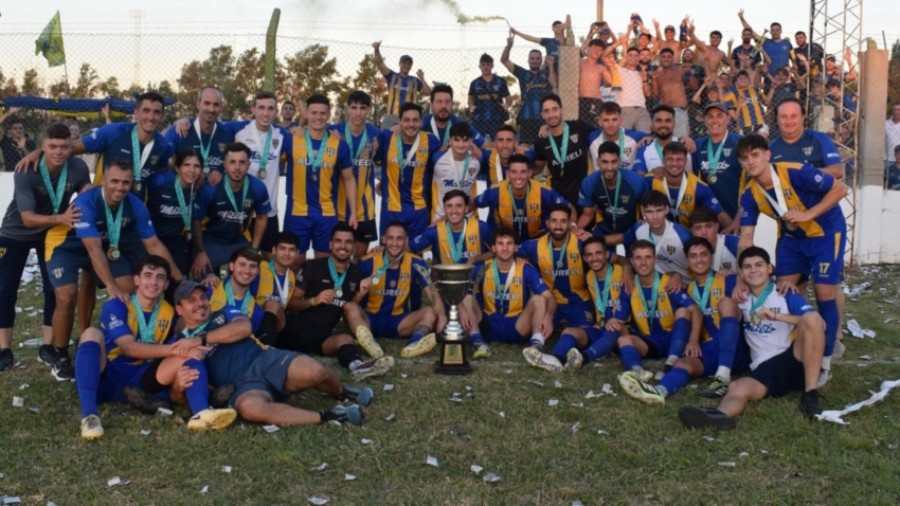 FESTEJOS. El equipo de San Jos&eacute; de la Esquina volvi&oacute; a llevarse el trofeo.