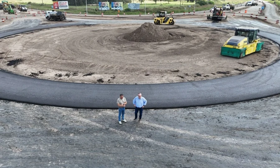 Los legisladores en la obra de la rotonda en Arruf&oacute;.