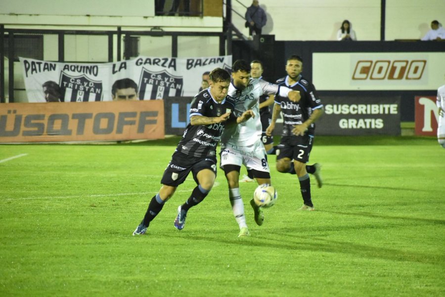 LUCHA. Solveyra y Velliez quieren quedarse con el bal&oacute;n.