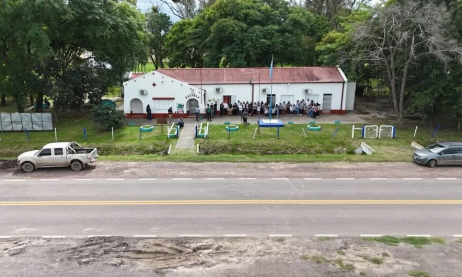 La comitiva durante su visita.