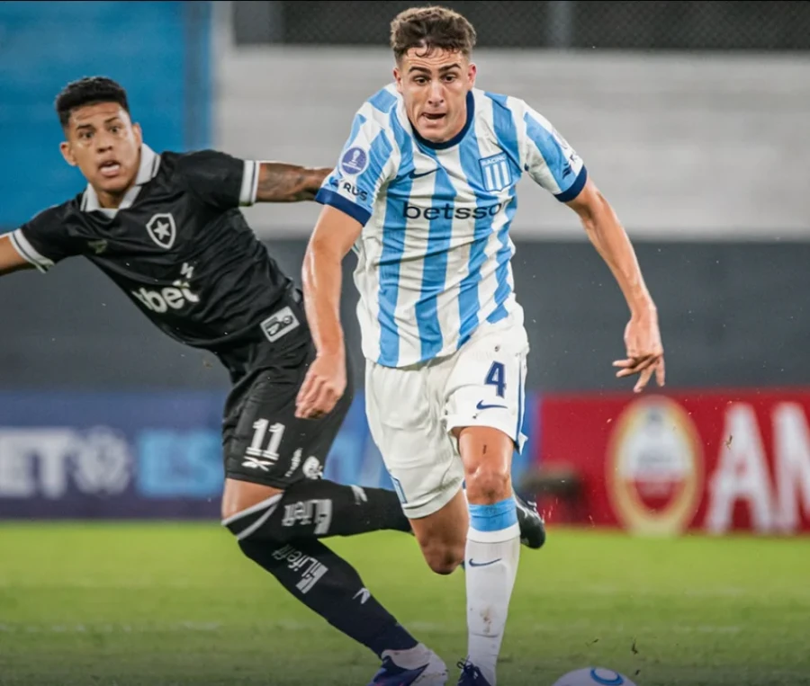 NO PUDO DE LOCAL. Ezequiel Cannavo controla la pelota durante la derrota de Racing.