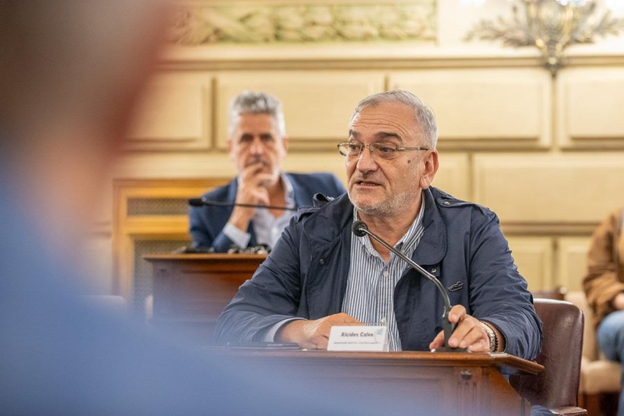 El representante del Departamento en su banca.