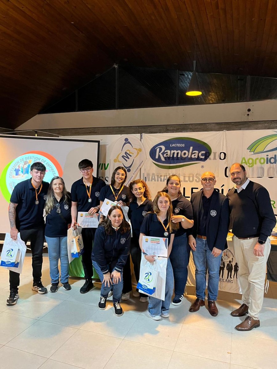 El titular de la Comuna junto a participantes en el certamen.