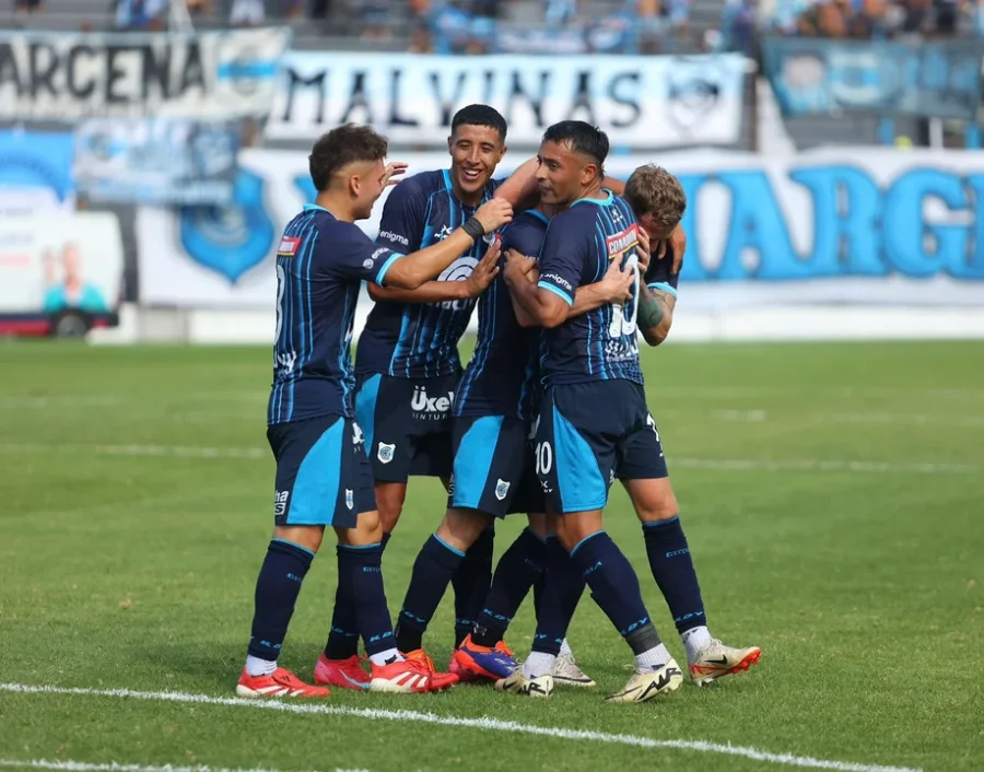 Jugadores de Gimnasia de Jujuy festejan uno de los seis goles conseguidos ante Almagro.