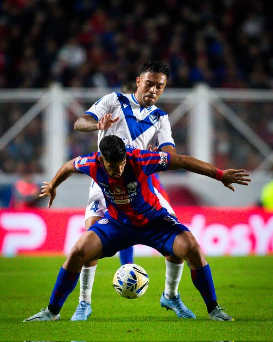 Lautaro Montenegro aguanta la pelota ante la embestida de Joaqu&iacute;n Garc&iacute;a.