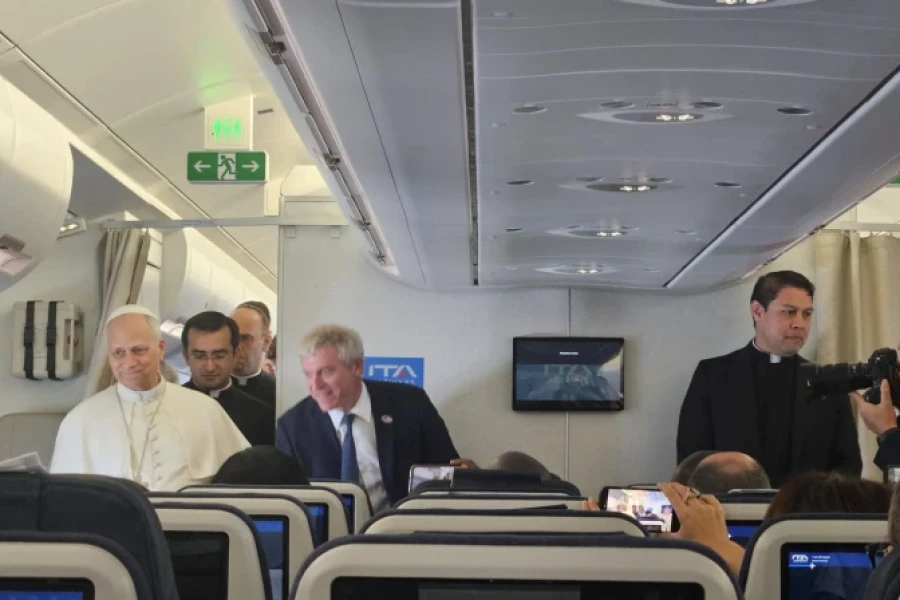 El Papa en el avi&oacute;n que lo traslad&oacute; de Angola a Guinea Ecuatorial .
