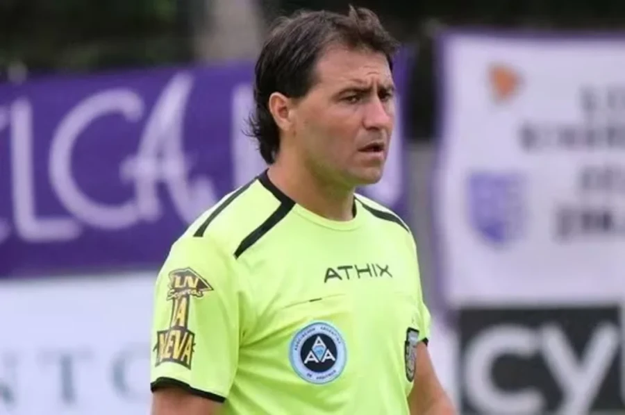 CUESTIONADO. El encargado del VAR en el supercl&aacute;sico.