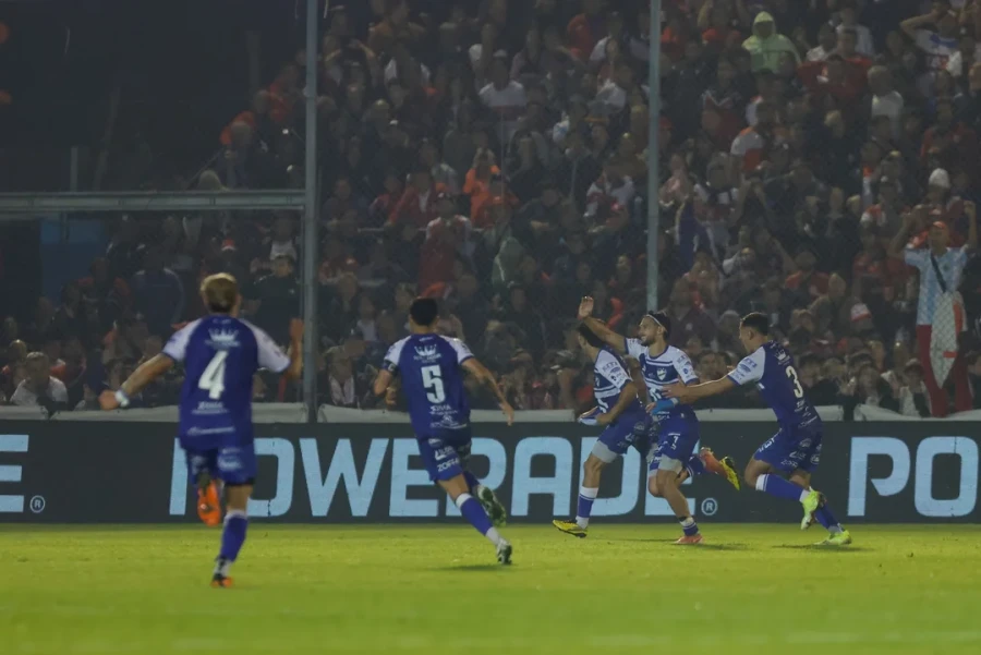 EQUIPO SORPRESA. Ya pas&oacute; dos fases.