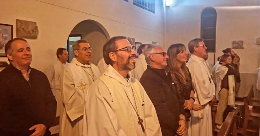 Participantes en la misa en que se celebro&acute;el aniversario.