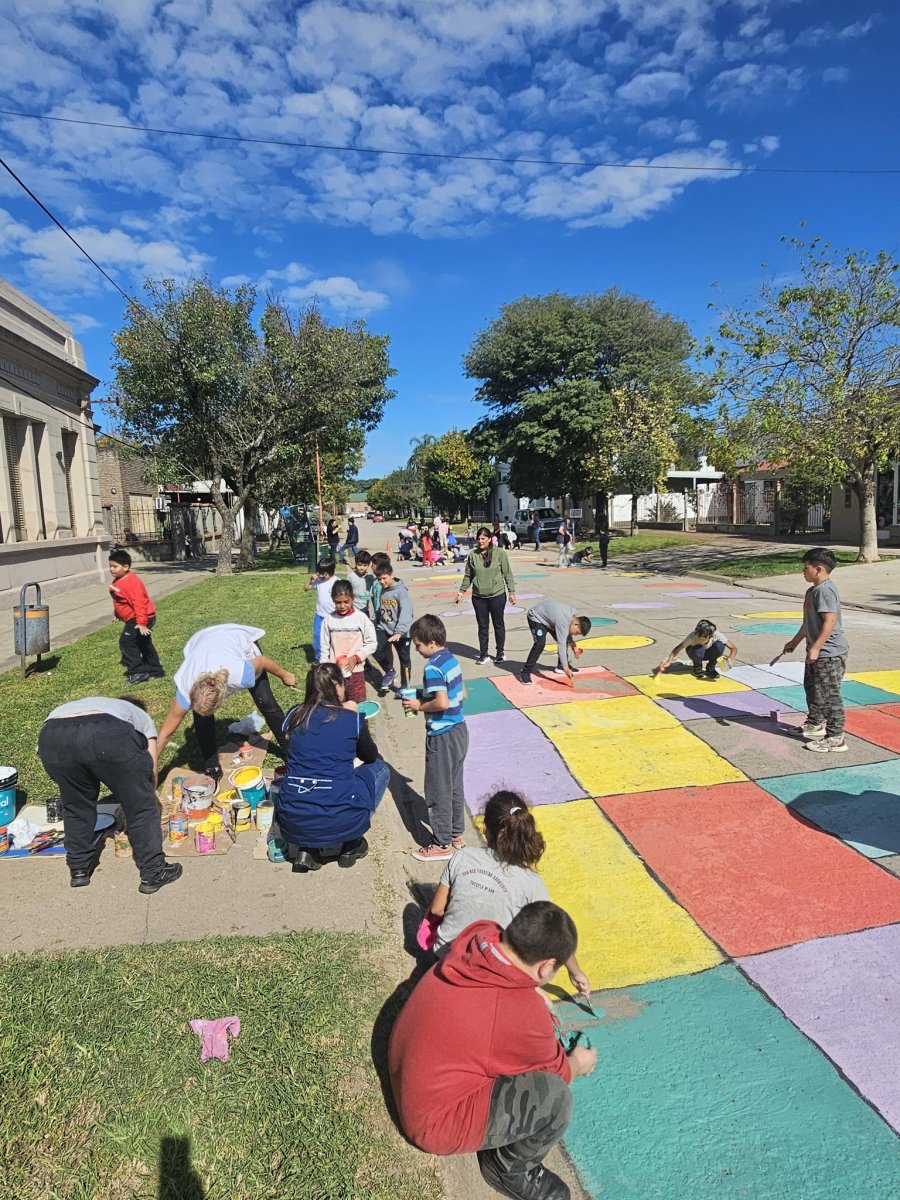 La comunidad educativa particip&oacute; de diversas acciones en proximidades del edificio escolar.